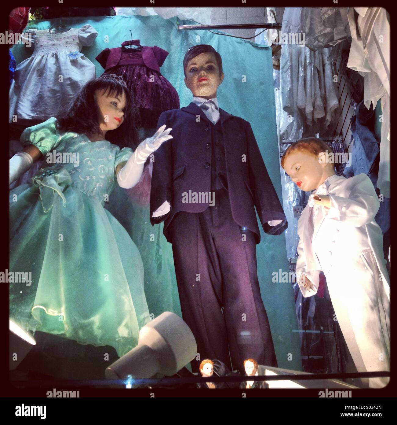 À la recherche d'enfants mannequins étrange dans la fenêtre Banque D'Images