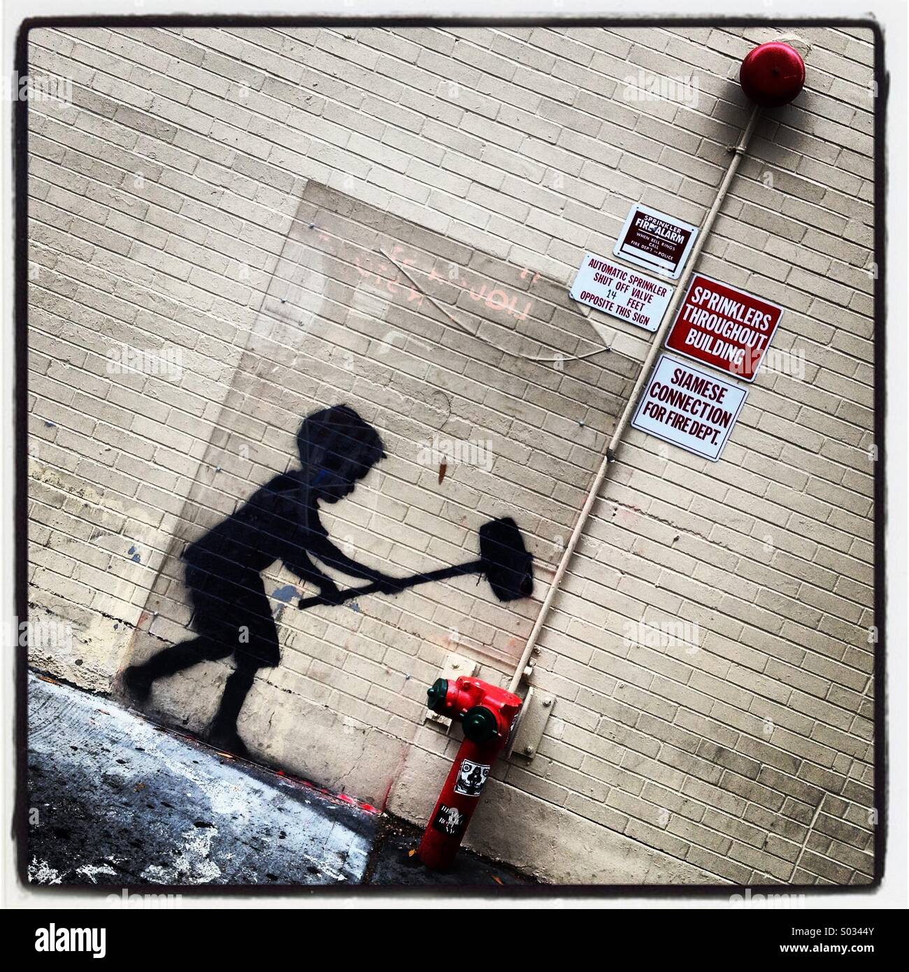 L'installation par Banksy sur mur sur W. 79th Street à New York City Banque D'Images