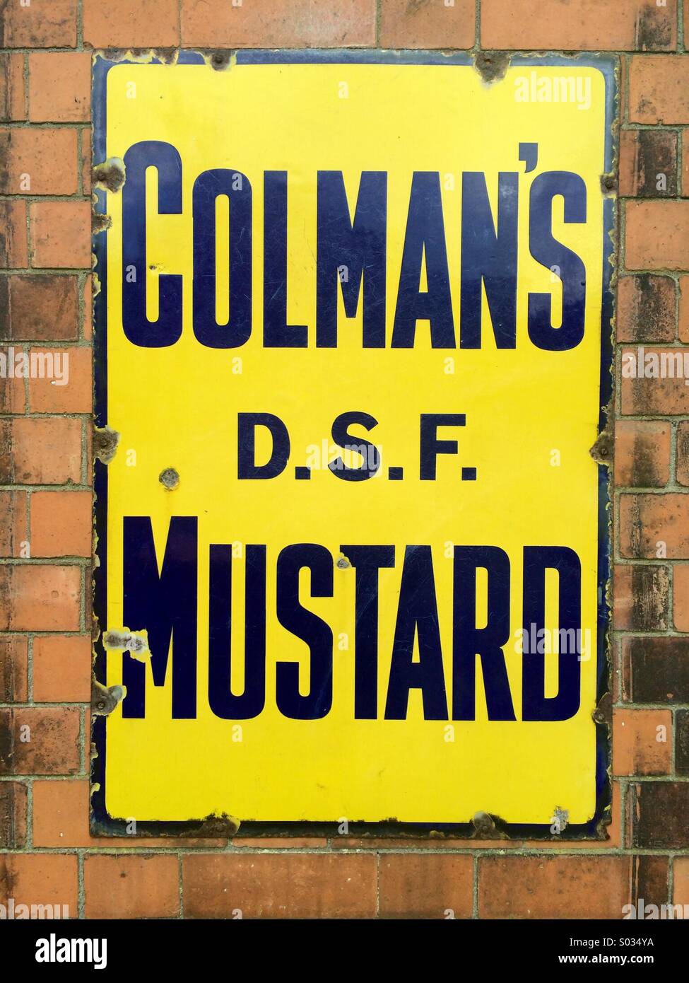 Colmans Mustard vieux panneau jaune. Banque D'Images