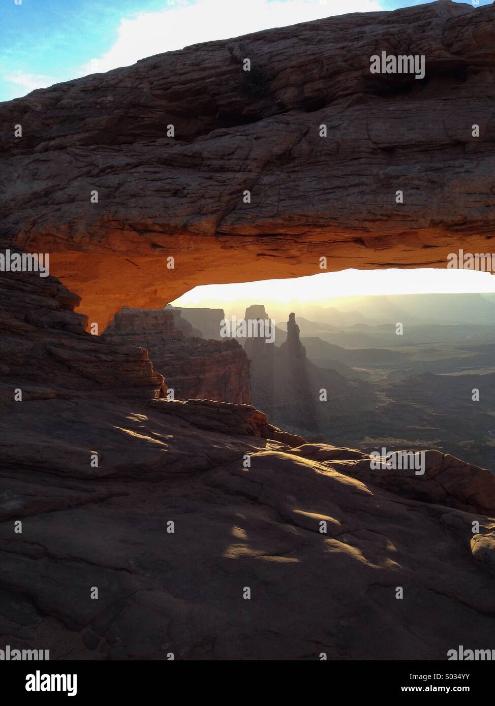 Mesa Arch au lever du soleil, Canyonlands NP Banque D'Images