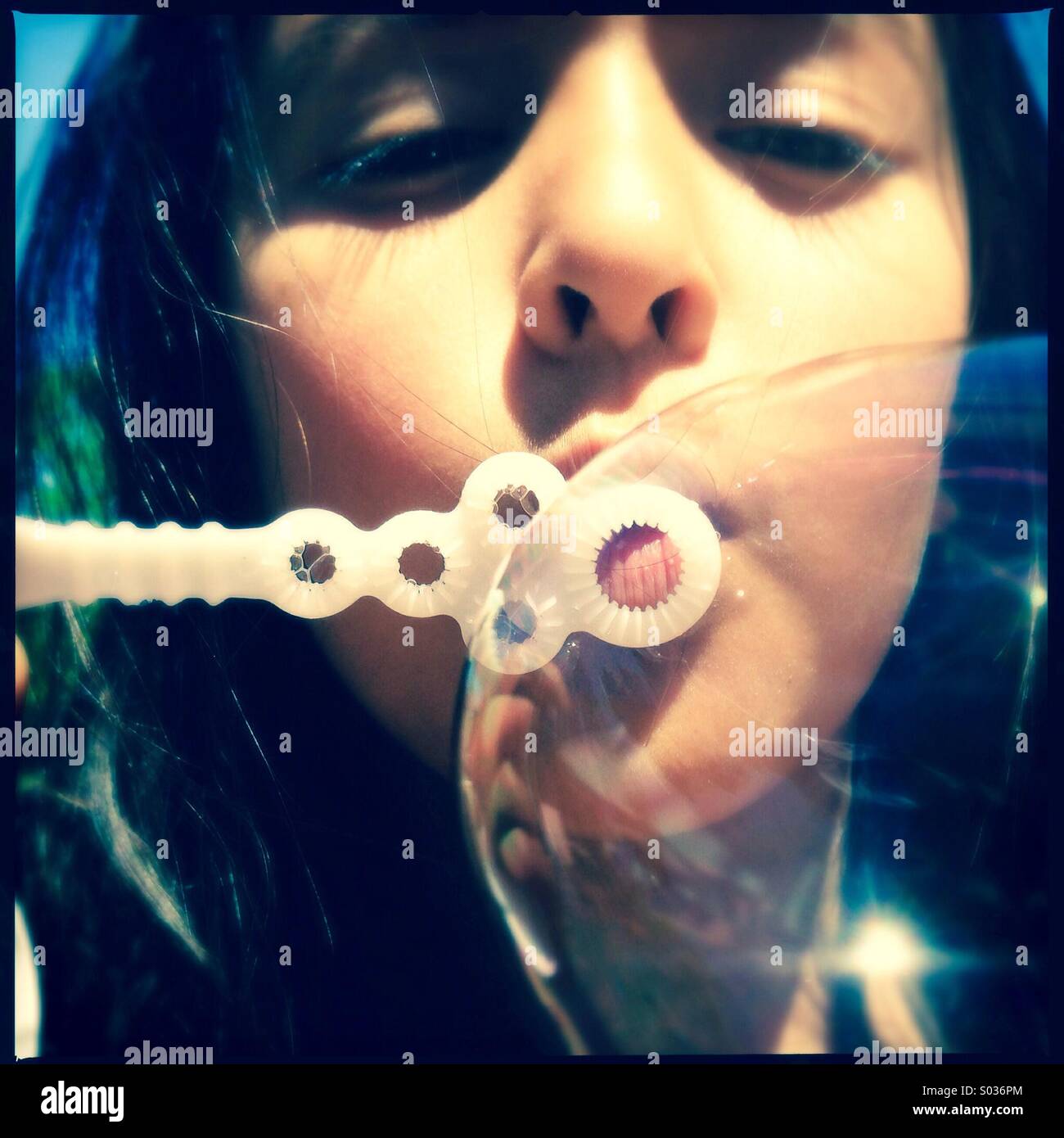 Girl blowing bubble Banque D'Images