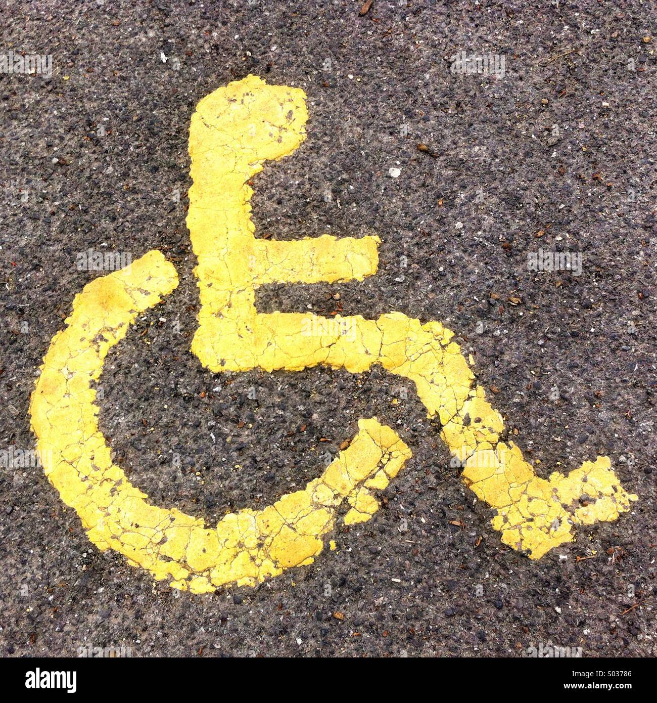 Stationnement pour handicapés signe ou marquage routier - Image de stock capturée avec un smartphone