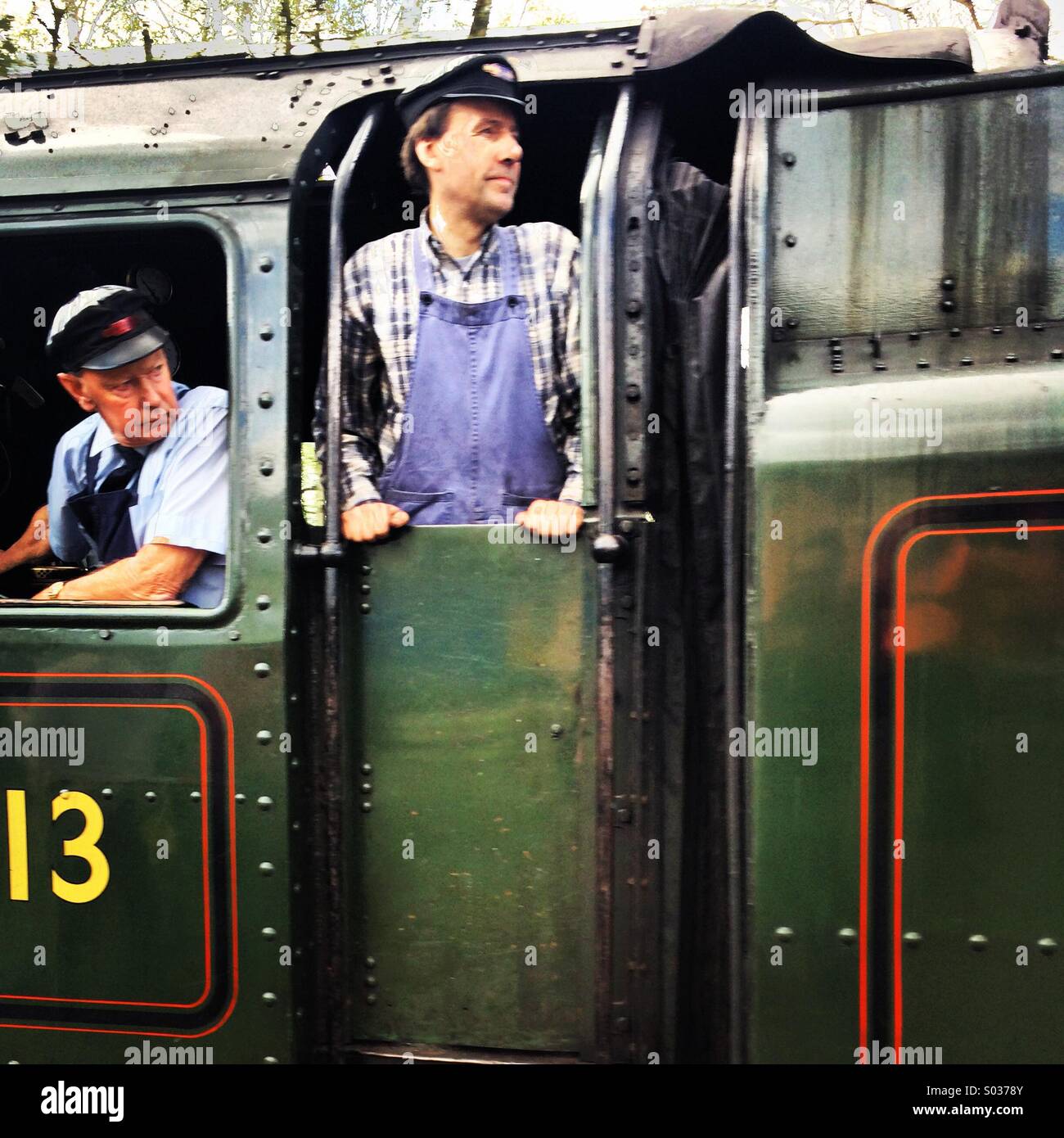 Conducteur de train et la garde sur le vintage train à vapeur. - Image de stock capturée avec un smartphone