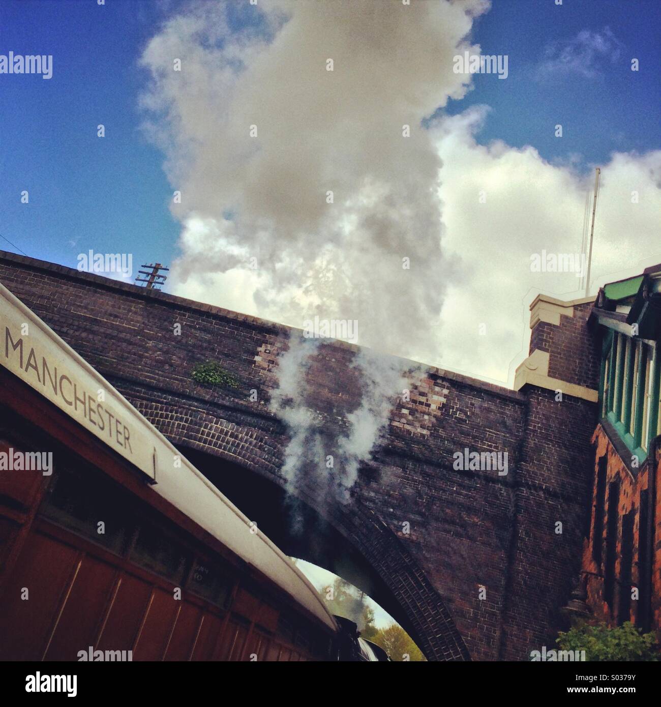 Great Central Railway train à vapeur locomotive transport de quitter la plate-forme. - Image de stock capturée avec un smartphone