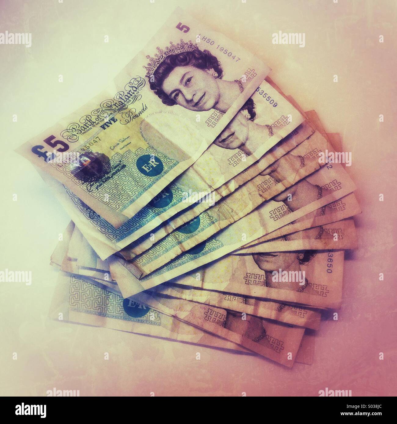 Éventail ou pile de billets de cinq livres - Image de stock capturée avec un smartphone