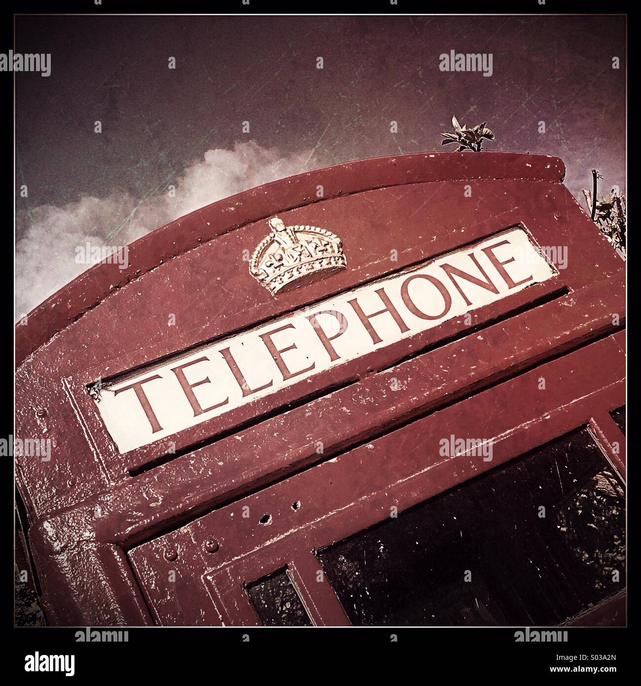 Vieux téléphone rouge fort, UK Banque D'Images