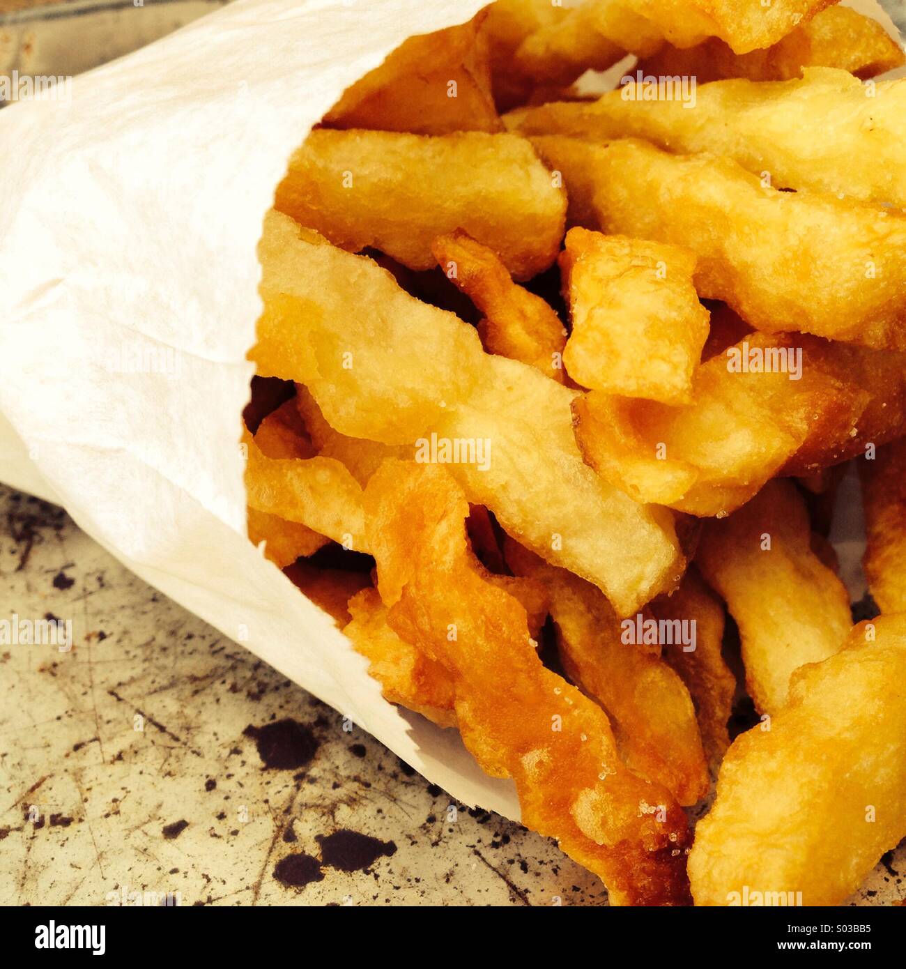 Close-up d'une portion de frites sur un plateau Banque D'Images