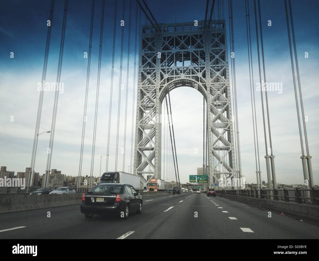 Vue depuis une voiture roulant sur le pont George Washington, du New Jersey à New York, USA. - Image de stock capturée avec un smartphone