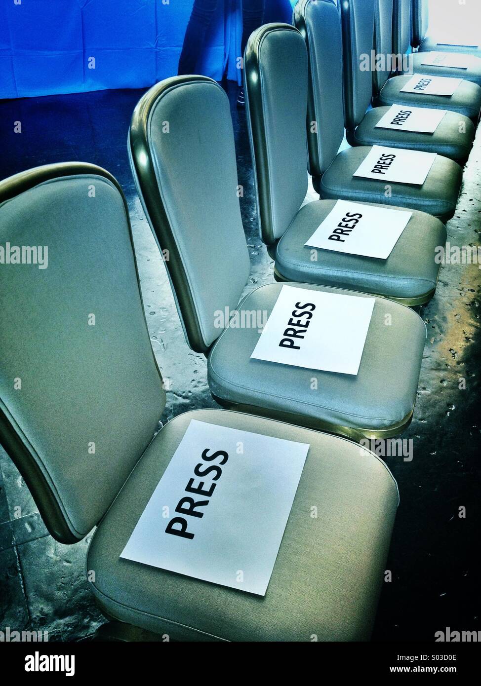 Rangée de chaises avec 'Press' signes, réservés aux membres de la presse. Banque D'Images