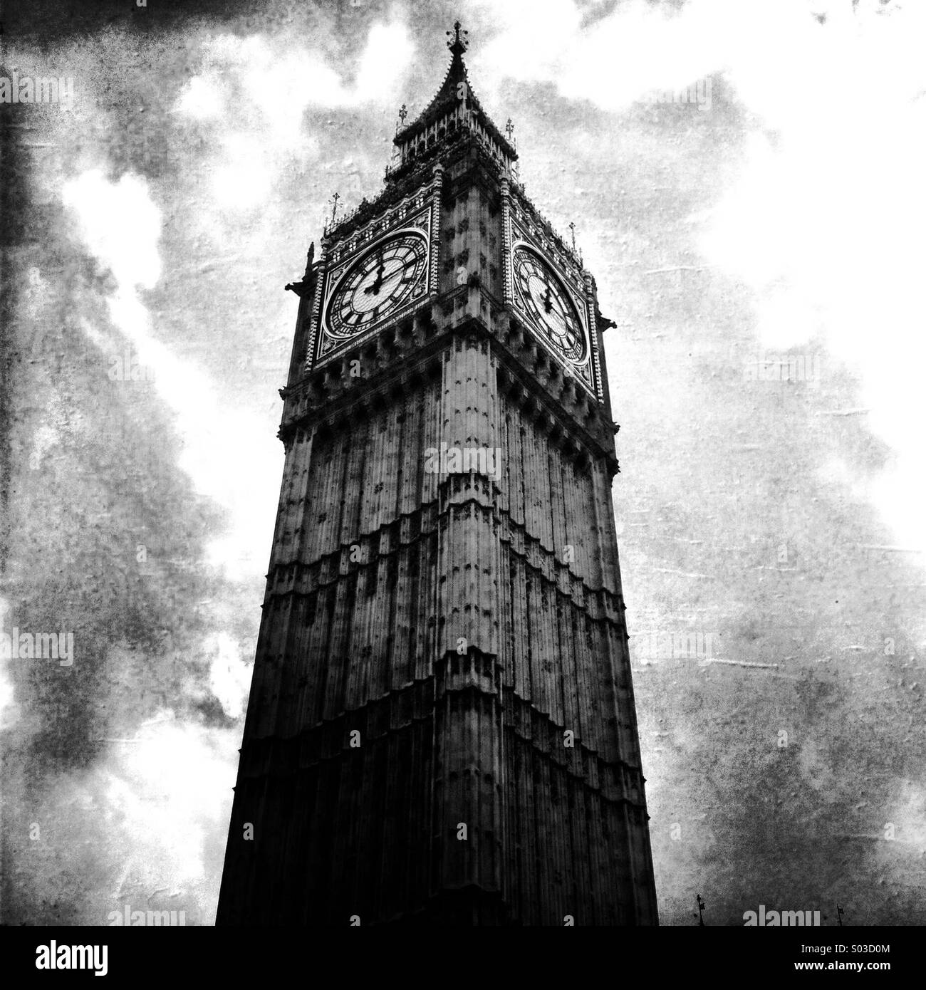 Big Ben clock tower et nuages London England UK. Banque D'Images
