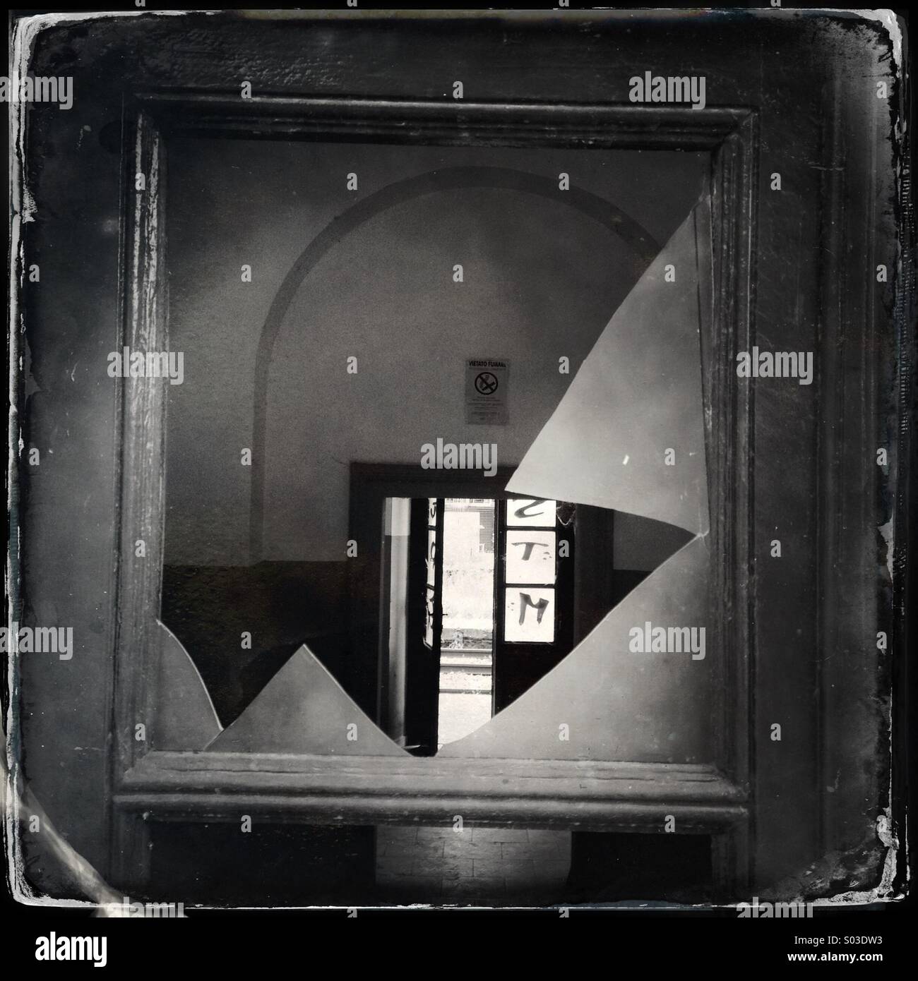 Fenêtre cassée dans un vieux bâtiment abandonné - Image de stock capturée avec un smartphone