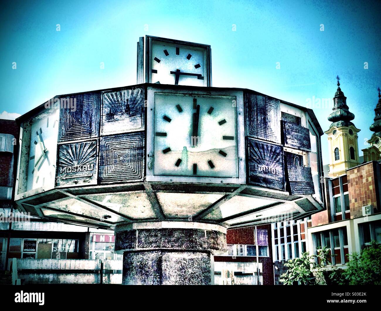 1970 Horloge mondiale, Nitra, Slovaquie, montrant à Moscou, La Havane, à Hanoi et à Alger - Image de stock capturée avec un smartphone