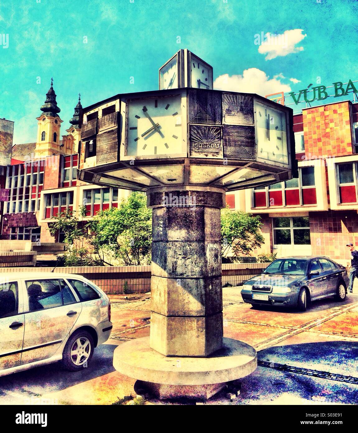 Réveil de l'ère communiste encore debout dans le centre de Nitra, Slovaquie, avec de multiples visages montrant à Moscou, La Havane, à Hanoi et à Alger - Image de stock capturée avec un smartphone