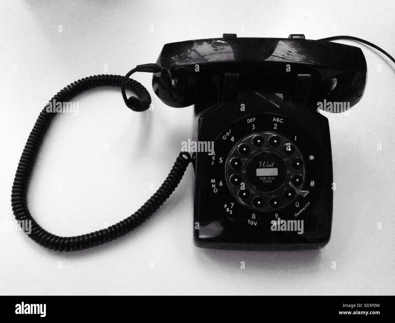 Téléphone vintage noir sur un tableau blanc Banque D'Images