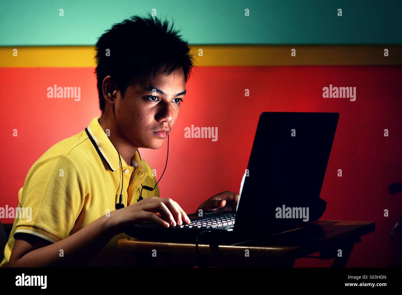 Adolescents asiatiques travaillant ou étudiant d'un ordinateur portable Banque D'Images