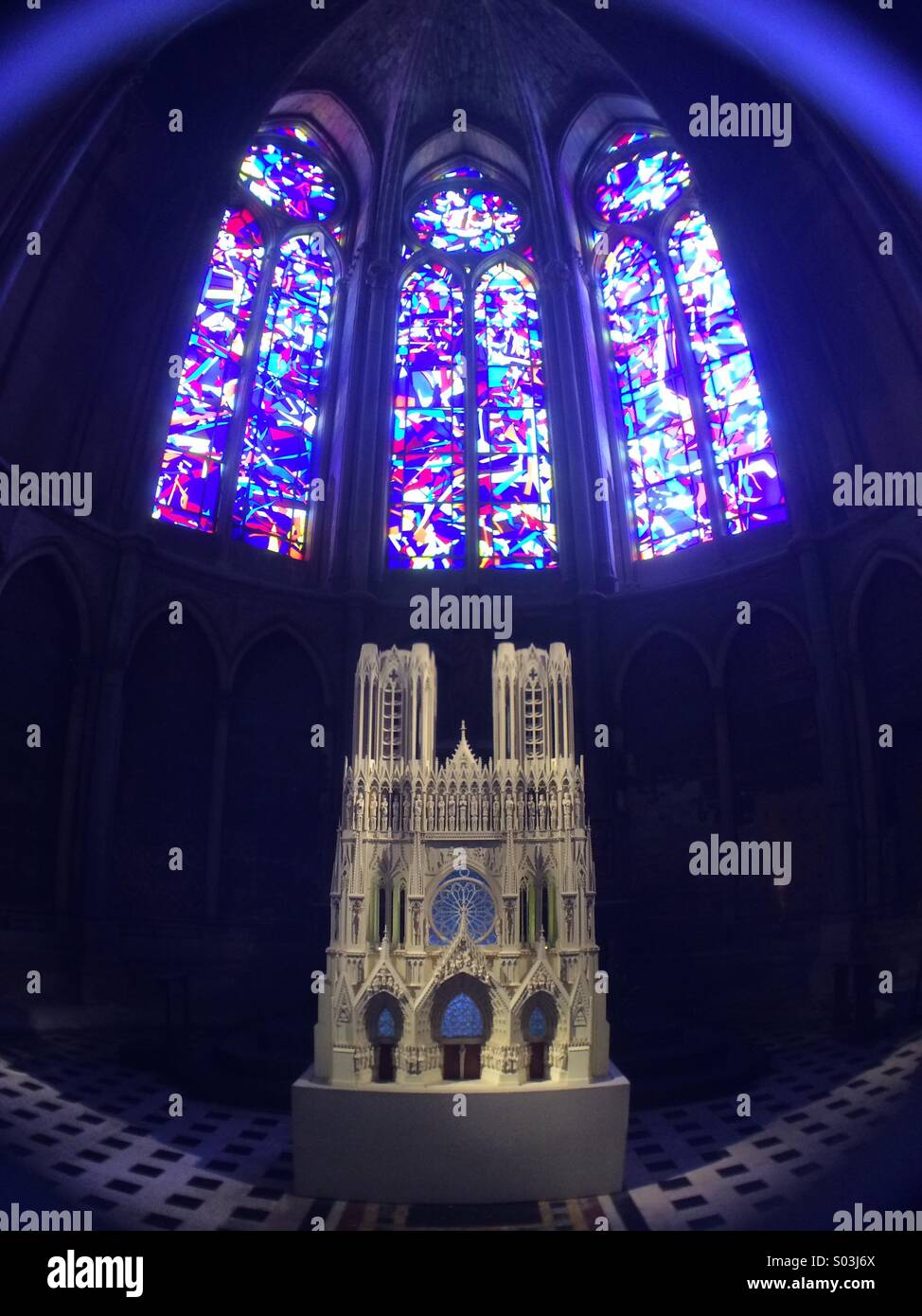 Vitrail et le modèle de la cathédrale de Reims France Banque D'Images