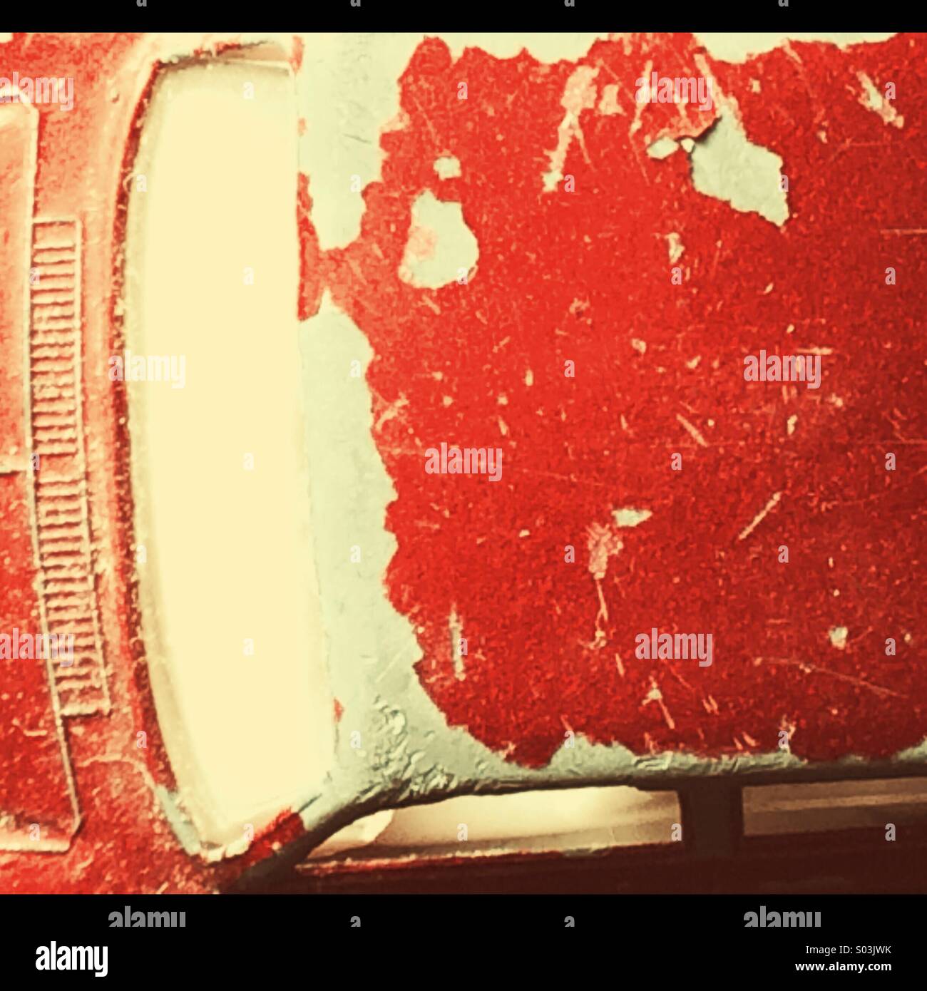 Détail de l'âge battues des années 60 petite voiture rouge - Image de stock capturée avec un smartphone