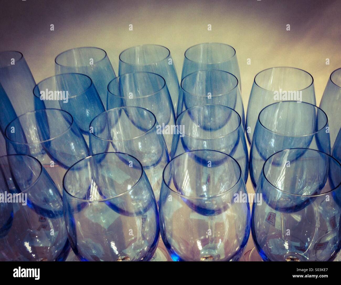 Un écran bleu de verres à vin de la vue supérieure Banque D'Images