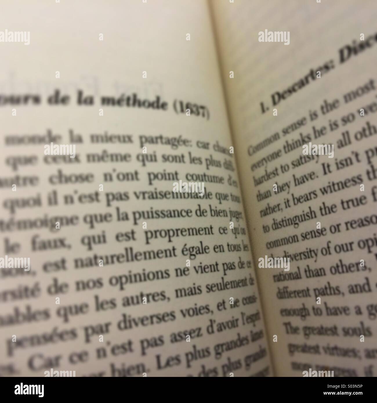 Ouvrez la page livre bilingue (français-anglais) avec fragment de Descarts" discours sur la méthode. Banque D'Images