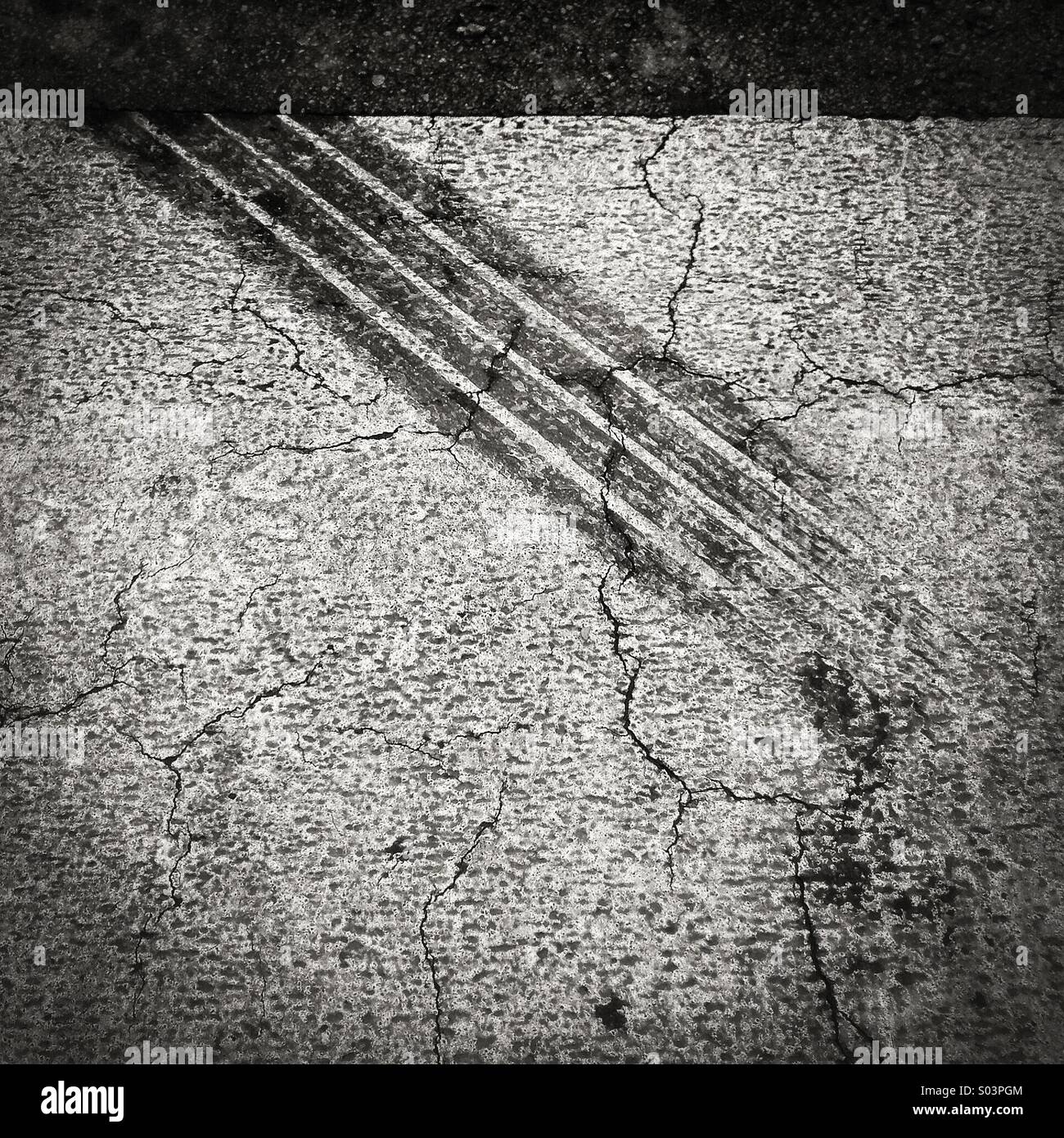 Danger passage pour piétons avec des rectangles blancs et les voies de freinage sur la route asphaltée. Banque D'Images