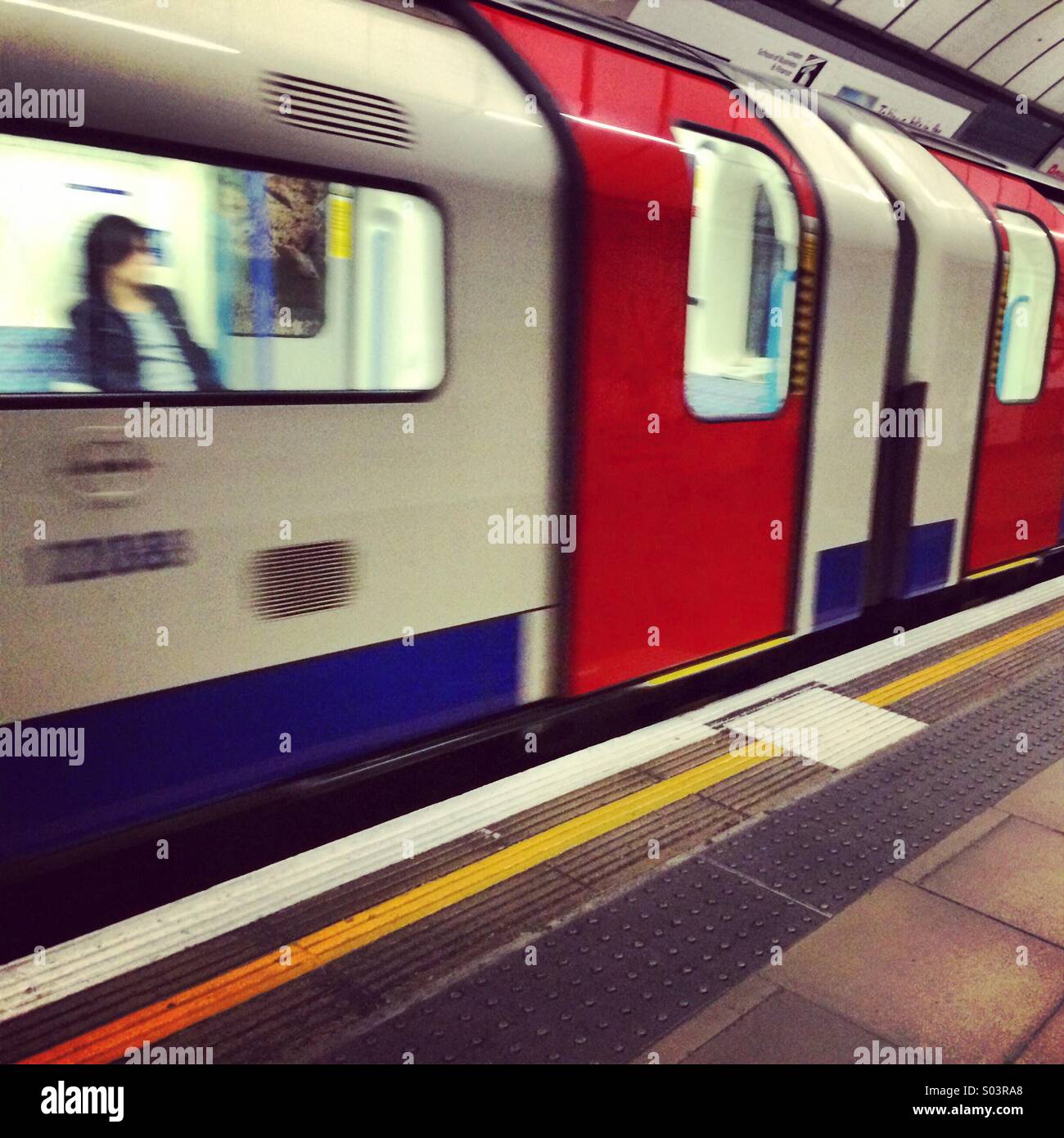 Métro de Londres train roulant. Banque D'Images