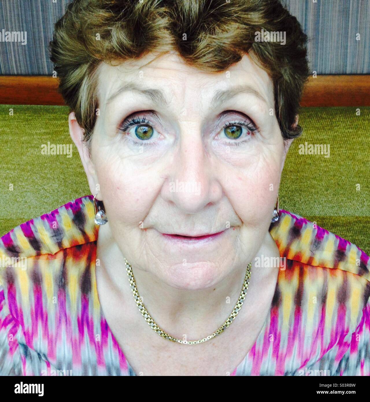 70 year old woman Banque de photographies et d’images à haute résolution Alamy