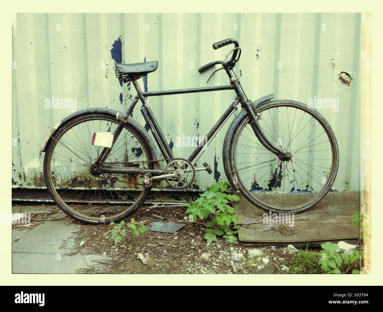 Vintage vélo contre une clôture métallique - Image de stock capturée avec un smartphone