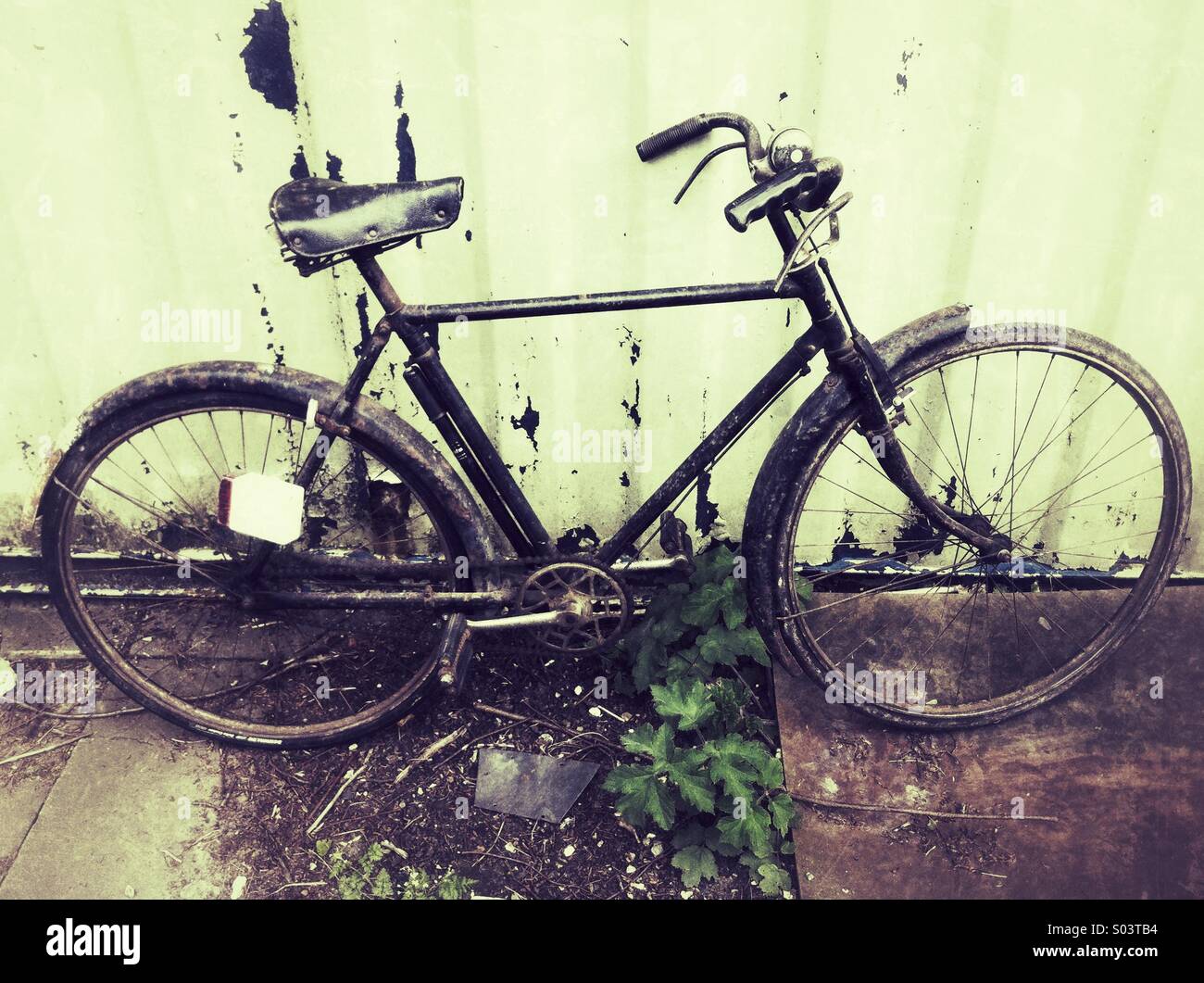 Vintage bicycle reposant contre un conteneur d'expédition rouillé - Image de stock capturée avec un smartphone
