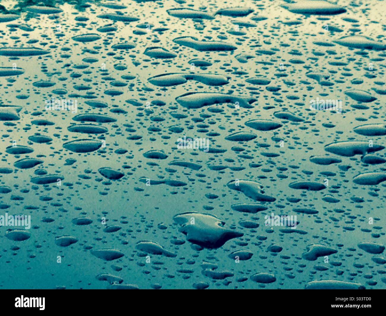 Gouttes d'eau sur metal - Image de stock capturée avec un smartphone