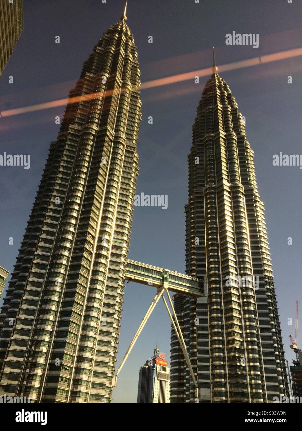 Les Tours Petronas, Kuala Lumpur, Malaisie, du Mandarin Oriental Hotel, avec des reflets sur la fenêtre. Tours jumelles le plus grand du monde et l'ancien plus haut bâtiment du monde. Banque D'Images