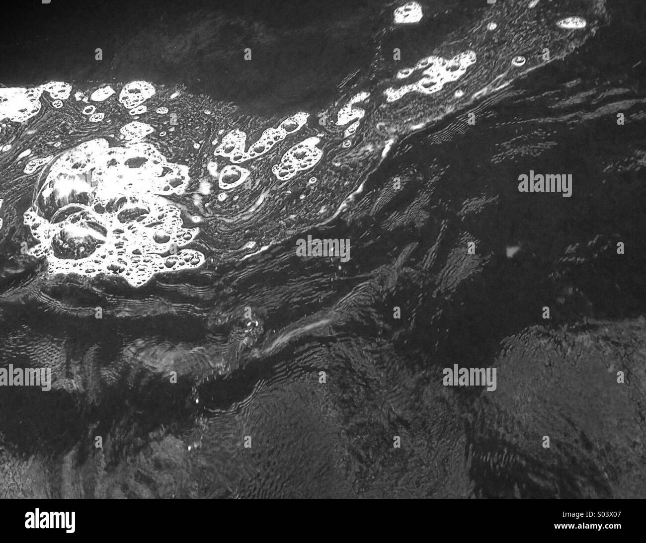 Rivière Écumante Banque D'Images Noir Et Blanc - Alamy