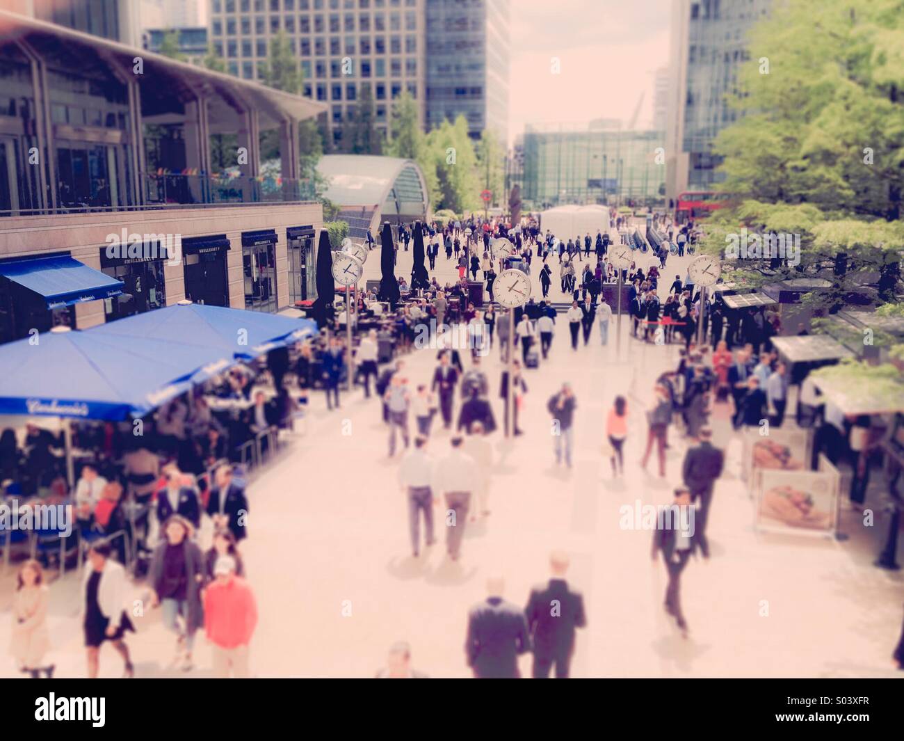 L'heure du déjeuner au Canada Square Canary Wharf Londres Banque D'Images