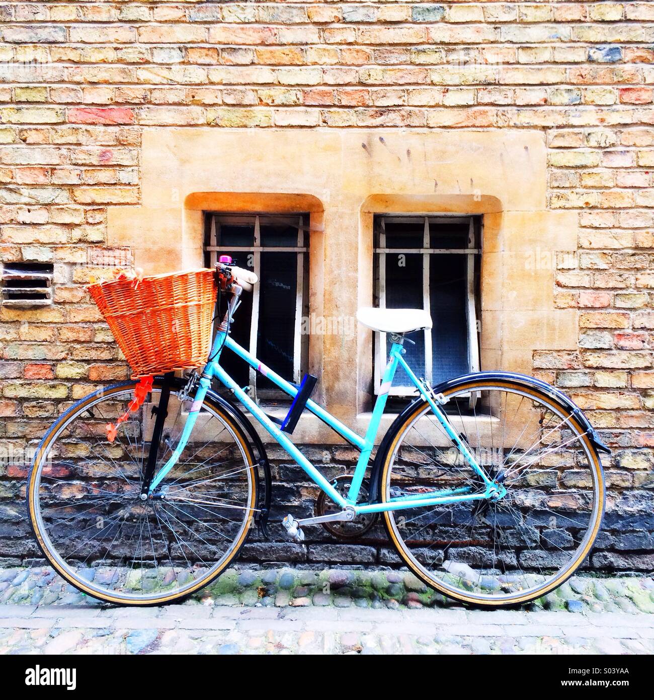 Vélo contre un mur, Cambridge UK Banque D'Images