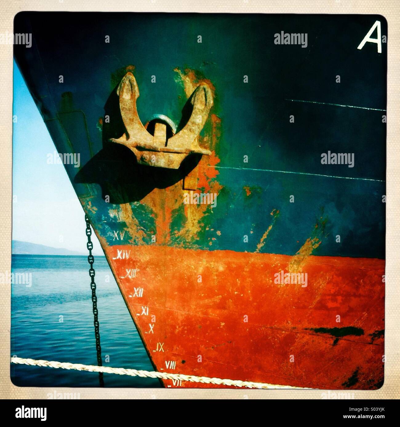 Coque d'un cargo grec à l'ancre dans un port - Image de stock capturée avec un smartphone