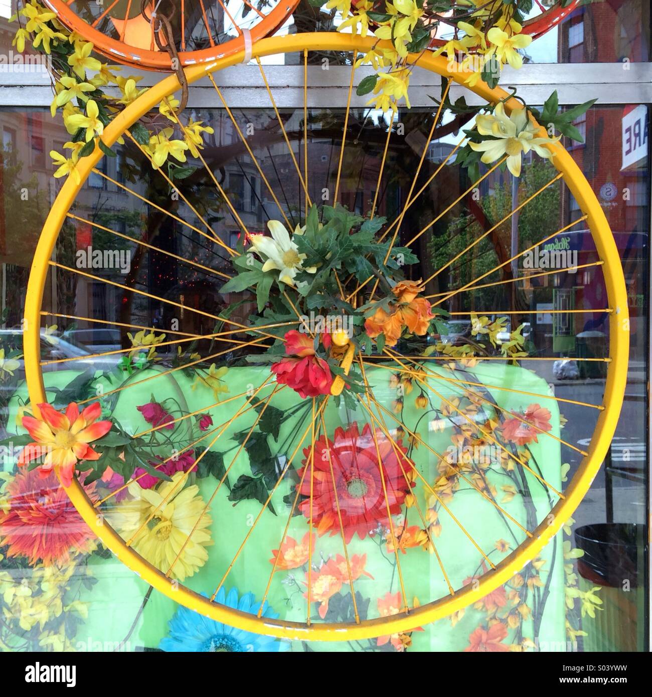 Roue de vélo de décoration avec des fleurs Banque D'Images