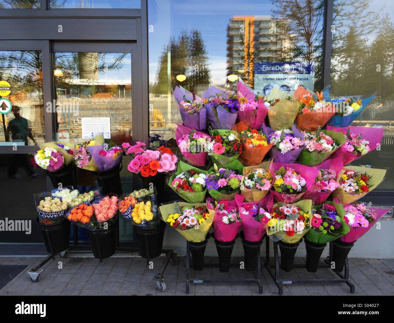 Bouquets de fleurs mixtes à vendre à l'extérieur d'un fleuriste Banque D'Images