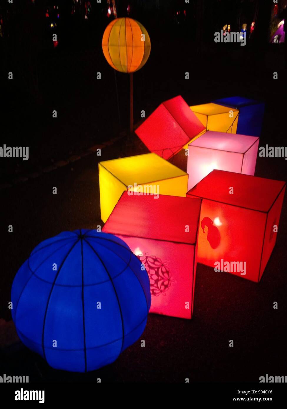 Lumières colorées pour un Noël en France - Image de stock capturée avec un smartphone
