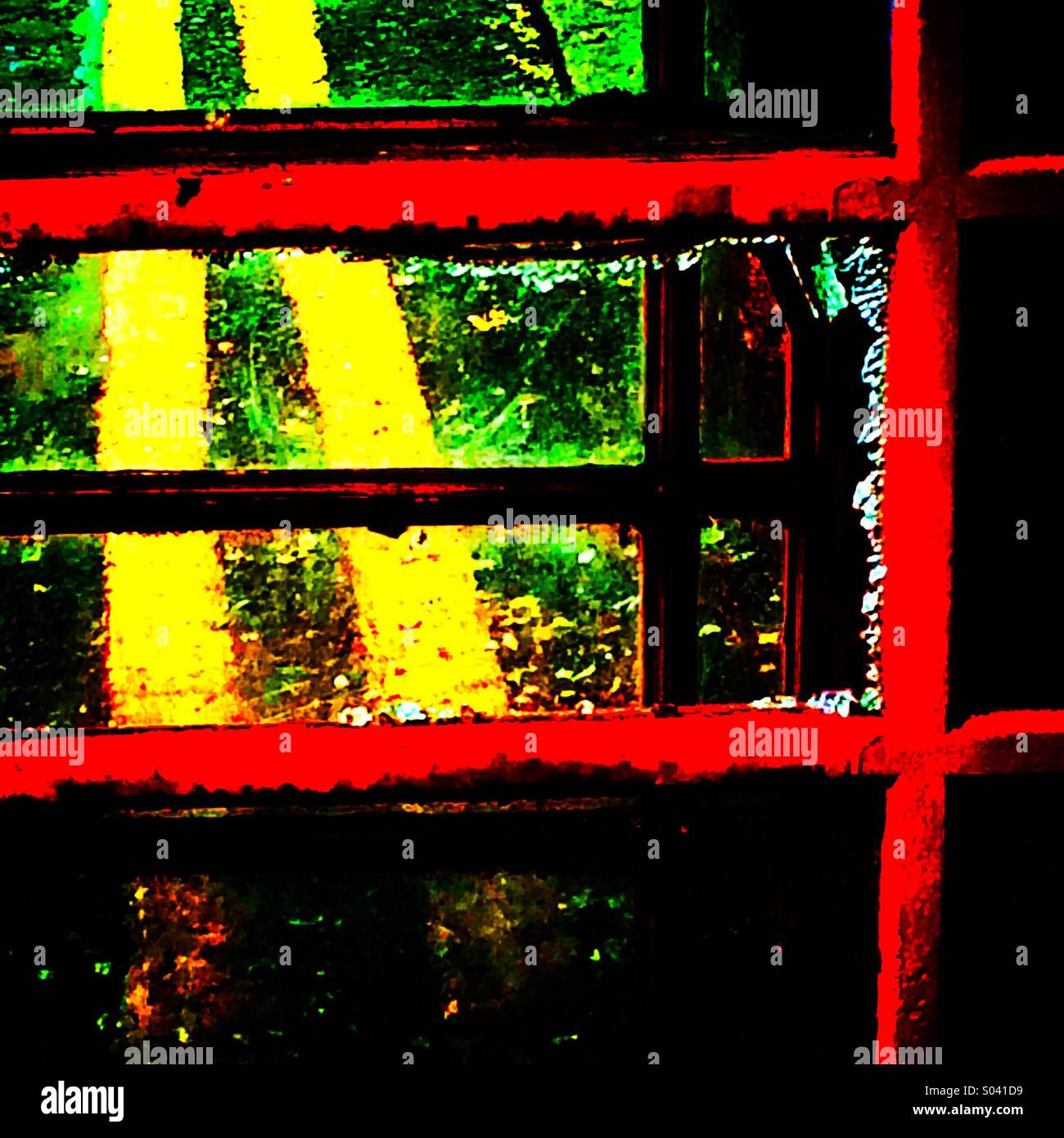 Boîte de téléphone vandalisé et doubles lignes jaunes - Image de stock capturée avec un smartphone