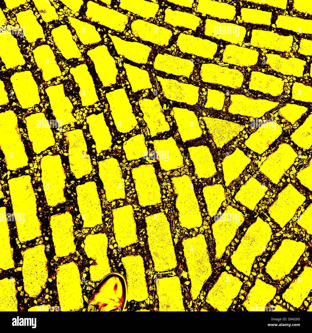 Un pied sur la route de brique jaune - Image de stock capturée avec un smartphone