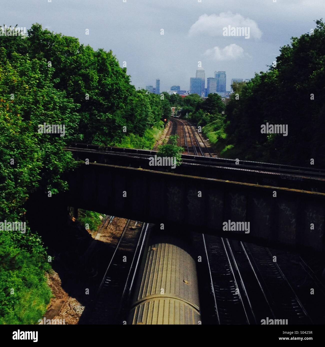Vue sur Canary Wharf à partir de pont de chemin de fer, Londres. - Image de stock capturée avec un smartphone