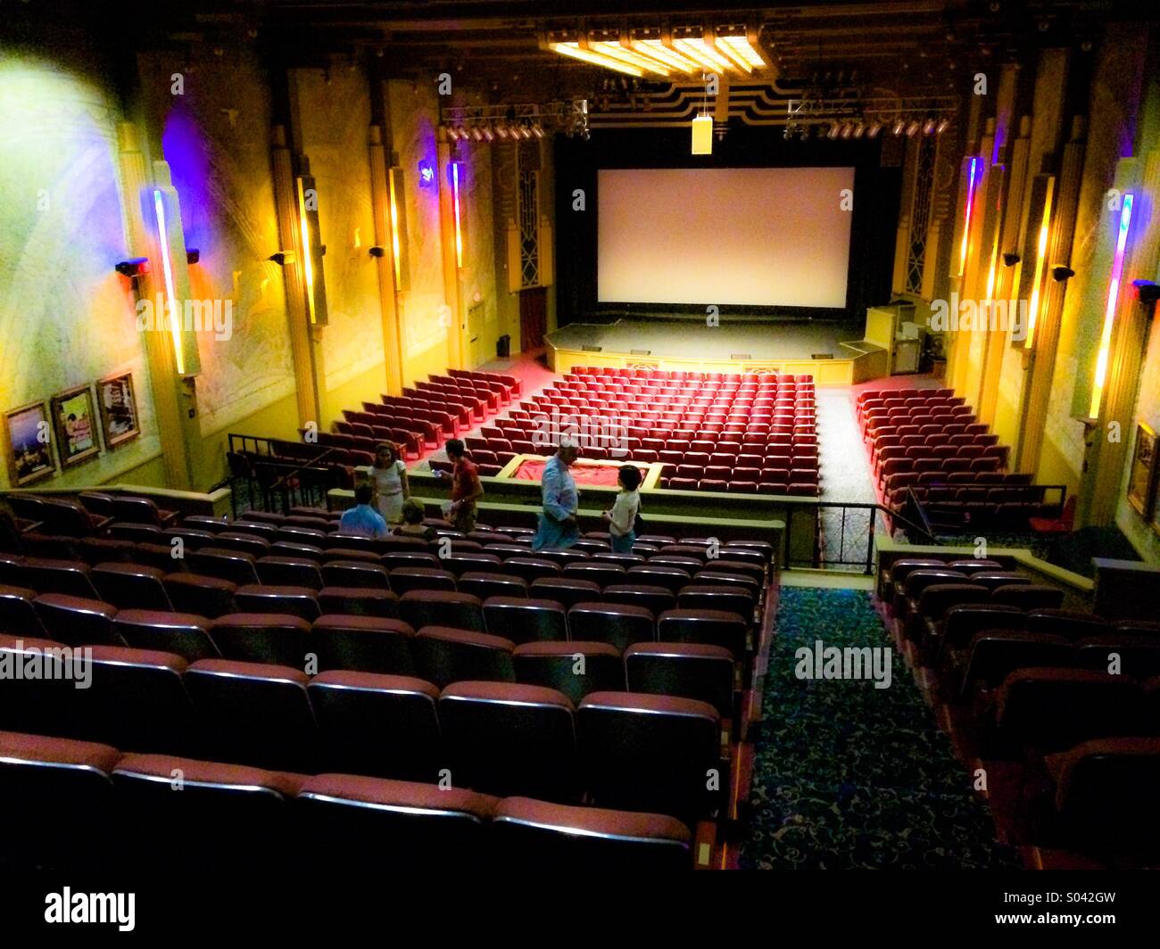L'intérieur de l'État dans le théâtre c'est l'état restauré. Modesto, Californie,USA - Image de stock capturée avec un smartphone