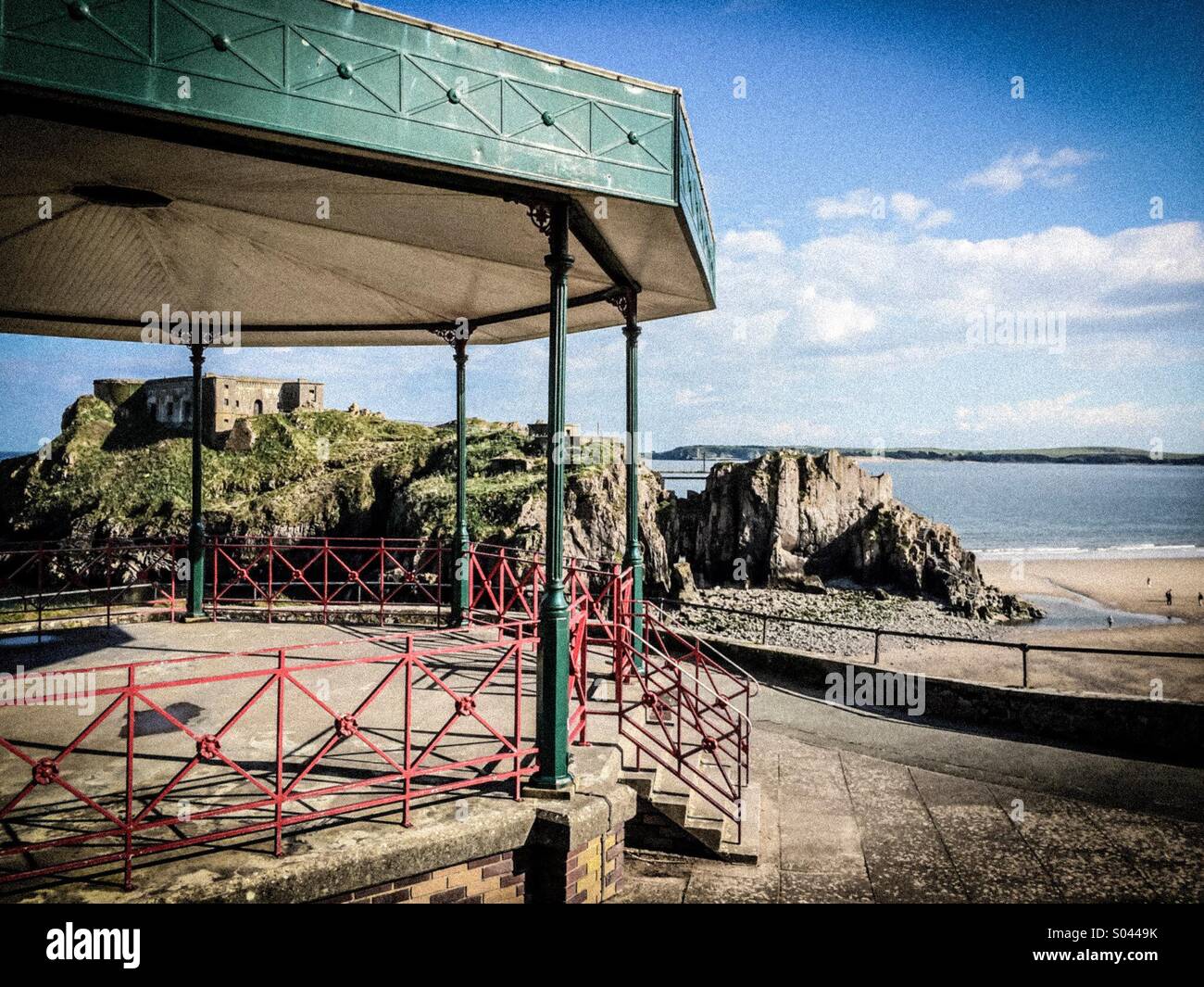 L'ancien kiosque avec St Catherine's Island Tenby. - Image de stock capturée avec un smartphone