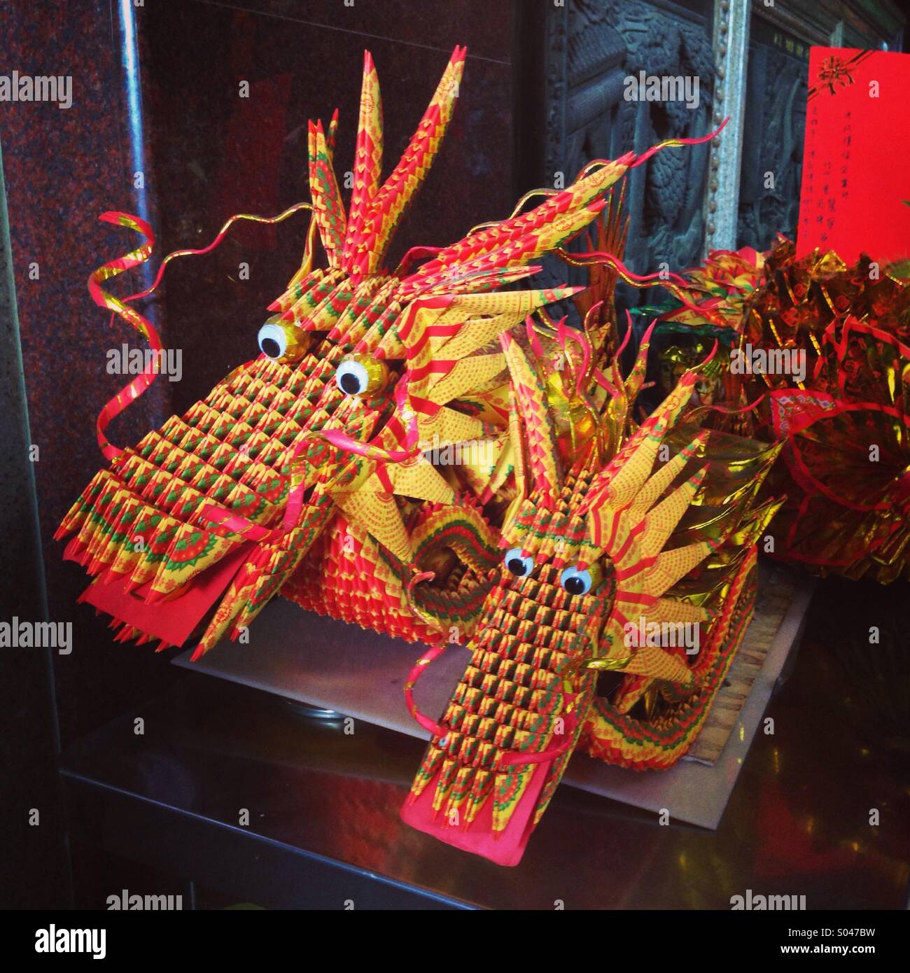 Dragons du papier au temple Jigong taïwanais. - Image de stock capturée avec un smartphone