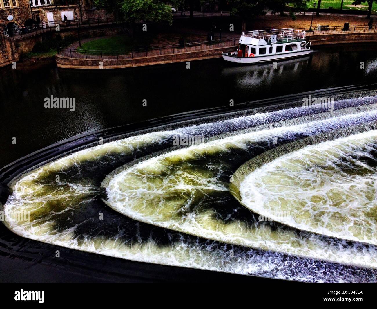 Weir sur la rivière Avon à Bath Somerset UK - Image de stock capturée avec un smartphone