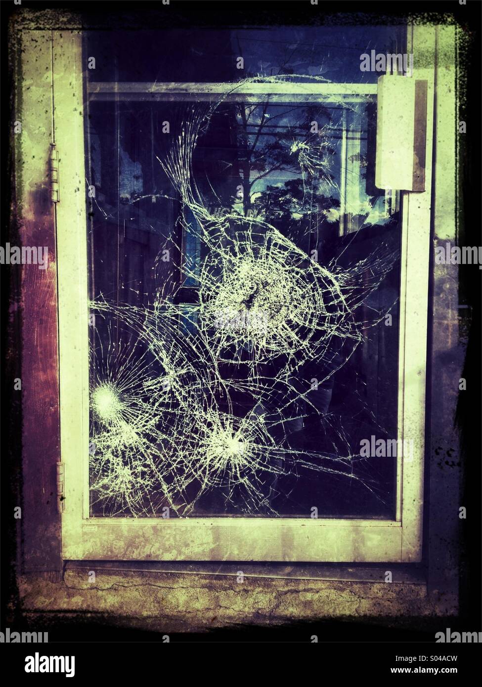 Du verre brisé sur porte avant de devanture abandonnée - Image de stock capturée avec un smartphone