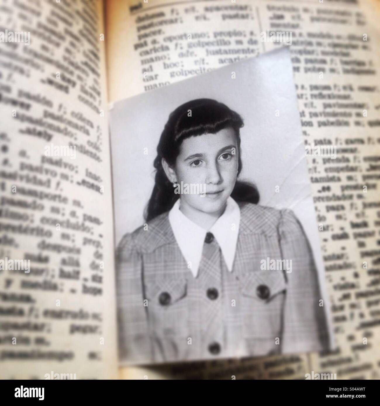 Un portrait noir et blanc d'une jeune fille trouvée dans un dictionnaire utilisé utilisé dans une librairie à Colonia Roma, Mexico, Mexique - Image de stock capturée avec un smartphone