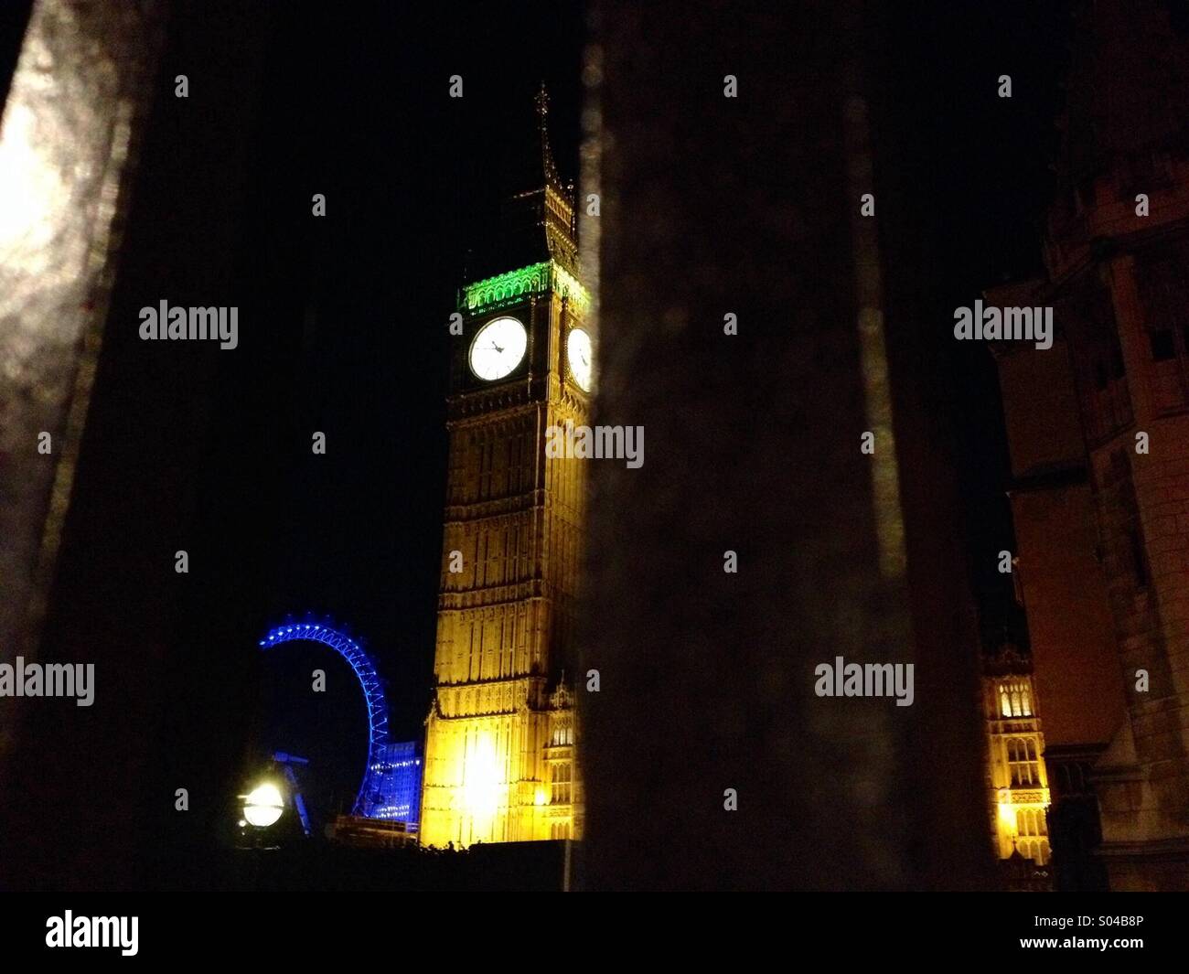 Big Ben et le London Eye de nuit, vus à travers les portes des chambres du Parlement, Londres. Juin 2014. Banque D'Images