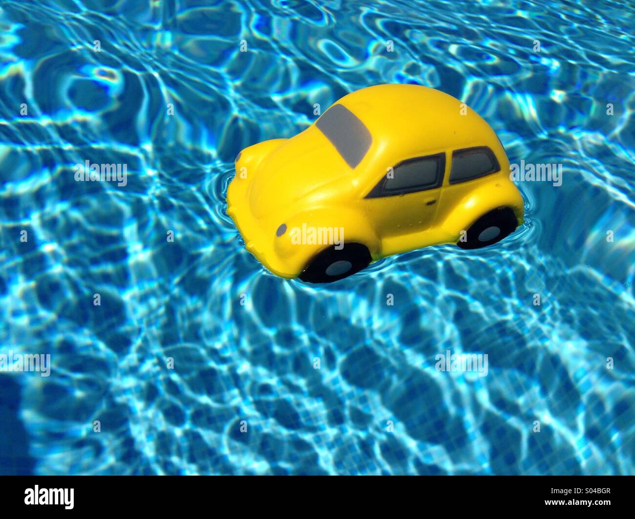 Voiture jaune flottant - Image de stock capturée avec un smartphone
