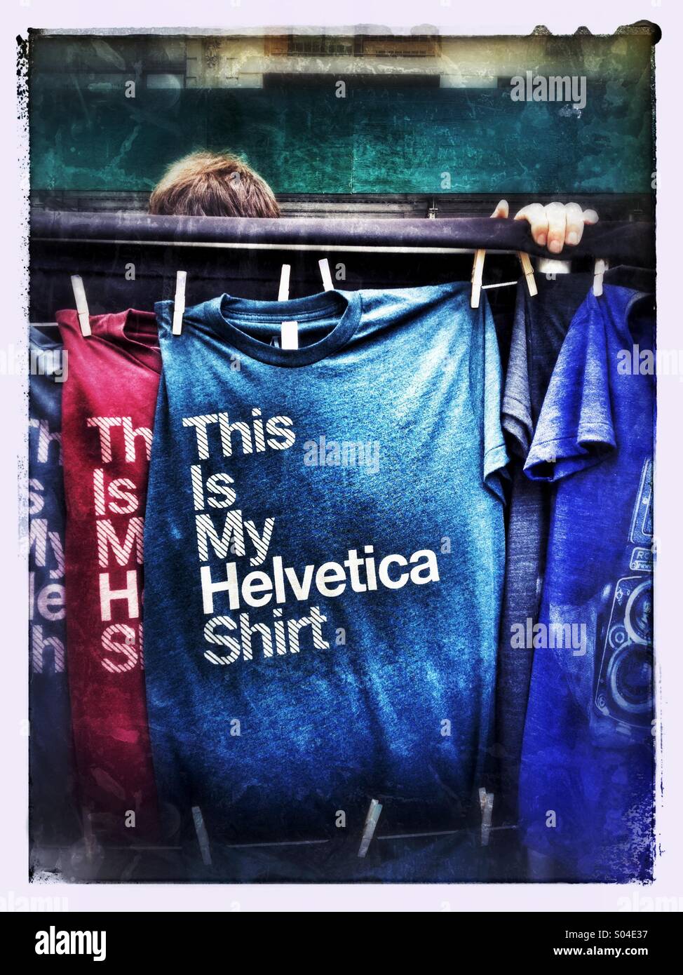Vendeur de rue derrière la rangée de T-shirts qui disent "c'est ma chemise Helvetica' Banque D'Images