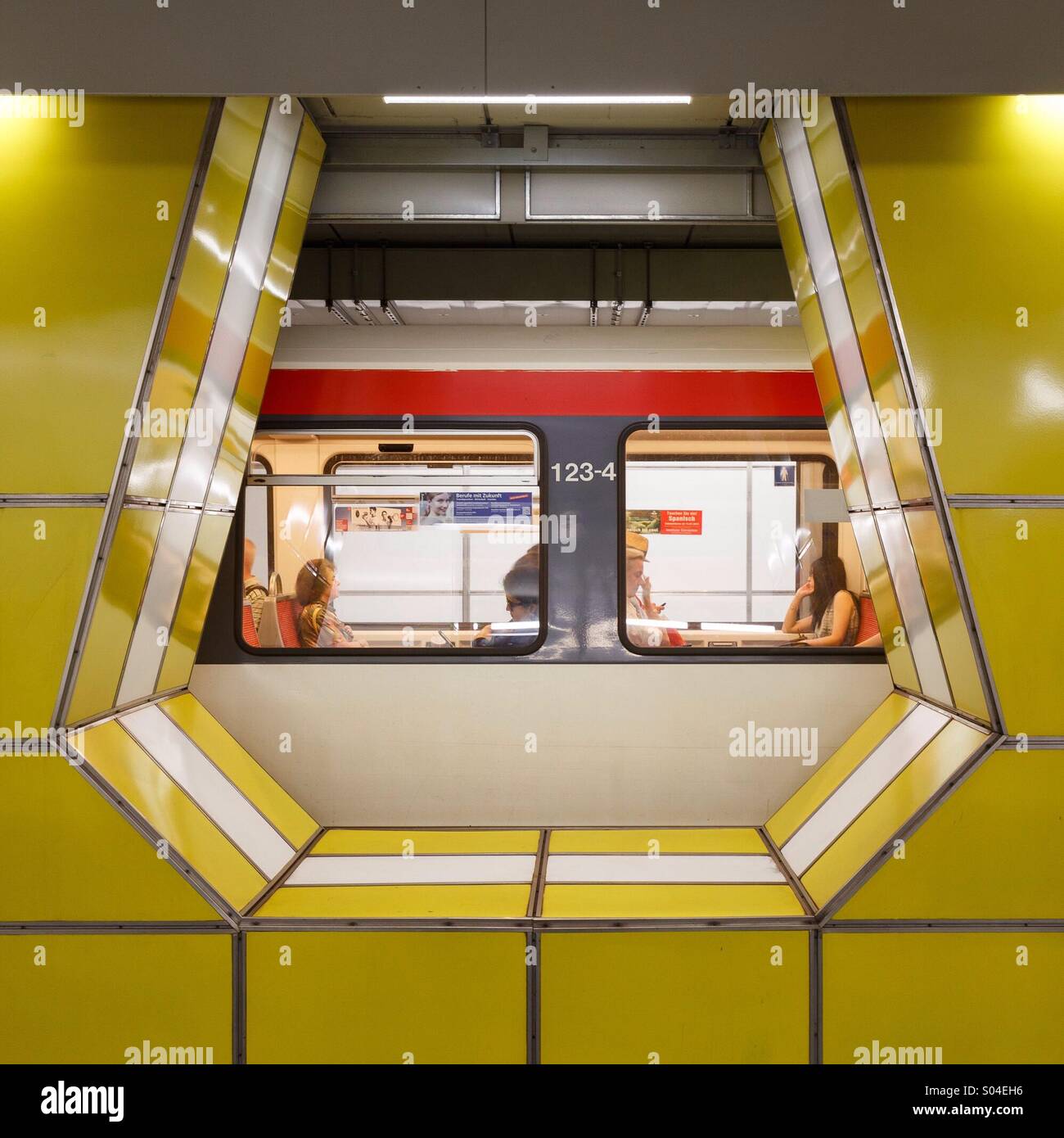Métro HVV Jungfernstieg à gare de Hambourg, Allemagne. - Image de stock capturée avec un smartphone